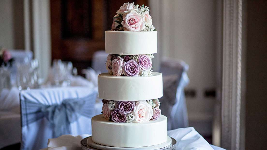 How to Cut a Wedding Cake